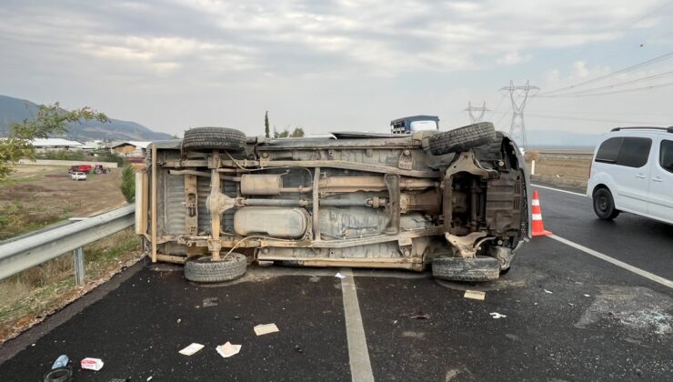 Gaziantep İslahiye’de kamyonetin takla atması sonucu aynı aileden 4 kişi yaralandı.