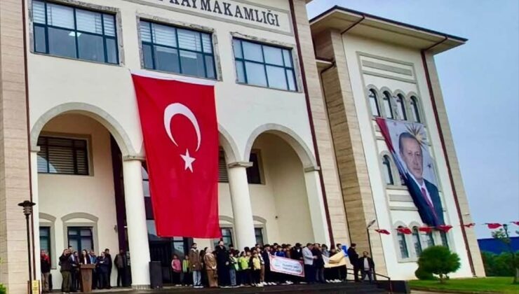 Gaziantep’te İslahiye ve Nurdağı’nda 29 Ekim Cumhuriyet Bayramı çelenkleri sunuldu