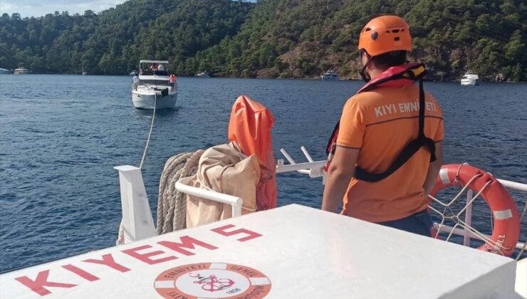 Göcek önlerinde sürüklenen teknedeki 4 kişi Kıyı Emniyeti ekiplerince kurtarıldı