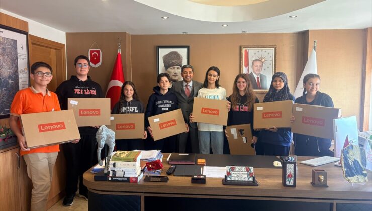 Gömeç’te Kaymakam Mahir, fen liselerini kazanan 11 öğrenciye bilgisayar hediye etti