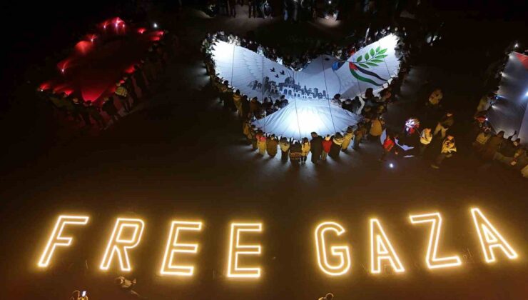 Göreme’de cep telefonu ışıklarıyla Free Gaza yazısı oluşturuldu