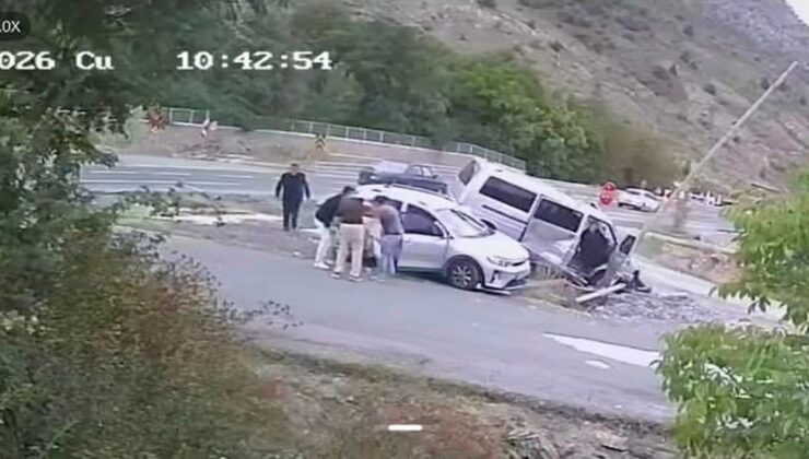 Gümüşhane’de otomobil ile minibüs çarpıştı, 4 kişi yaralandı, kadın son anda kurtuldu