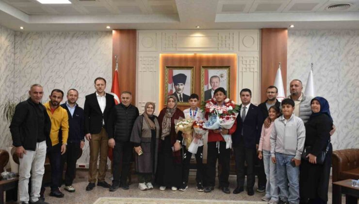 Güreşte Balkan şampiyonu Söğütlü ve üçüncü Dur, Erzurum’da çiçeklerle karşılandı