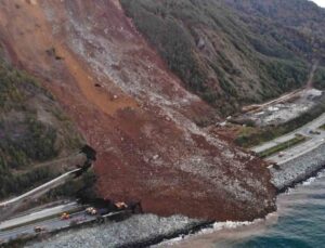Hakan Ersoy, Artvin’de 500 tonu aşan kaya bloklarının hareket ettiğini söyledi