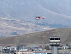 Hakkari Derecik’te entübe 3 yaşındaki çocuk helikopter ambulansla Van’a sevk edildi.