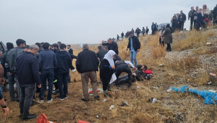 Hakkari-Van kara yolunda kaygan yolda 3 araç kazaya karıştı, 12 kişi yaralandı