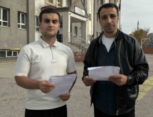 Hakkari Yüksekova’da baba ile oğul aynı okulda KPSS Ortaöğretim sınavına girdi