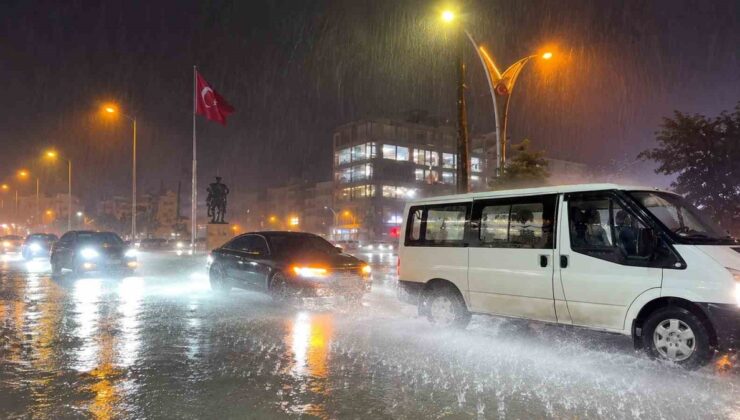 Hakkari’de akşam yağmuru cadde ve sokakları suyla kapladı, hayatı olumsuz etkiledi.