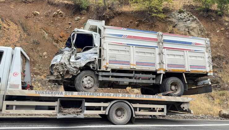 Hakkari’nin Şemdinli ilçesinde kamyonet ile tır çarpıştı, bir kişi yaralandı