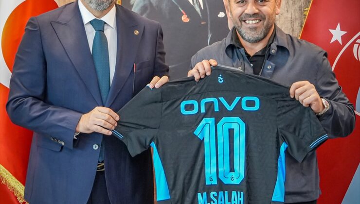 Hamza Yerlikaya Trabzonspor’u ziyaret etti, kendisine formalar hediye edildi