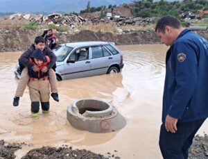 Hatay Antakya’da sağanak hayatı aksattı, mahsur kalan baba ve oğlu kurtarıldı