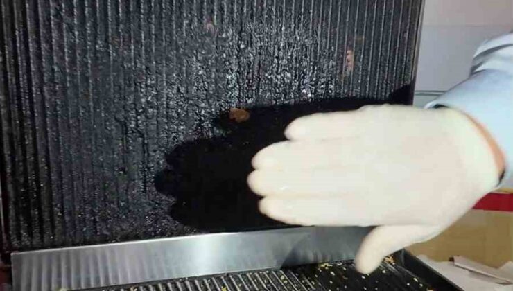 Hatay Dörtyol’da kantinde temizlenmemiş tost makinesi, 1 yıl geçmiş döner bulundu