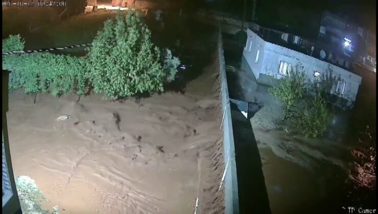 Hatay Reyhanlı’da sağanak su taşkınına yol açtı, bir evin bahçe duvarı yıkıldı