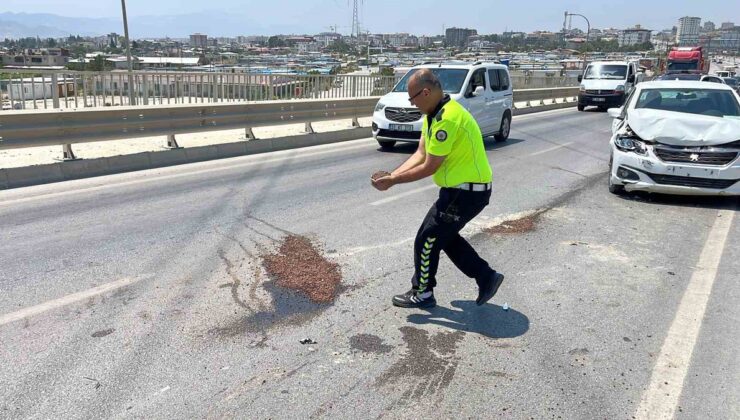Hatay’da kaza sonrası yola dökülen yağı avuçlarıyla taşıdığı kumla kapatan trafik polisi takdir topladı