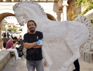 Heykeltıraş Cem Güney Çevikbaş, 8-9 metrelik Likya Atı için çalışma başlattı