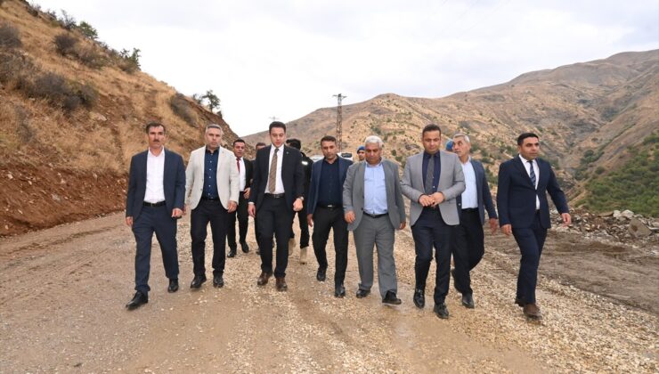 Hizan Kaymakamı Öztürk, üç köyü ziyaret etti, okulu ve yol çalışmalarını inceledi