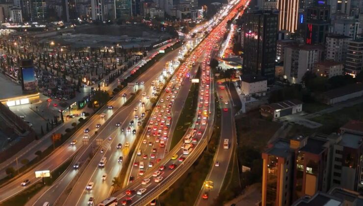 İş çıkışı İstanbul’da trafik yoğunluğu yüzde 72’ye ulaştı, D-100’de kuyruklar oluştu