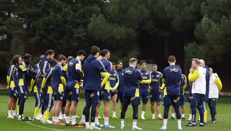 İsmail Kartal’la yollarını ayıran Fenerbahçe’de antrenmanda Dirk Kuyt yer aldı