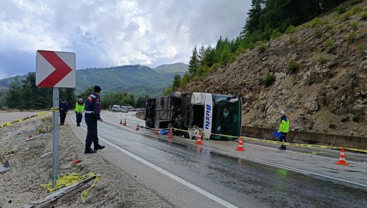 Isparta-Antalya yolunda devrilen otobüste yedek şoför öldü, 8 kişi yaralandı