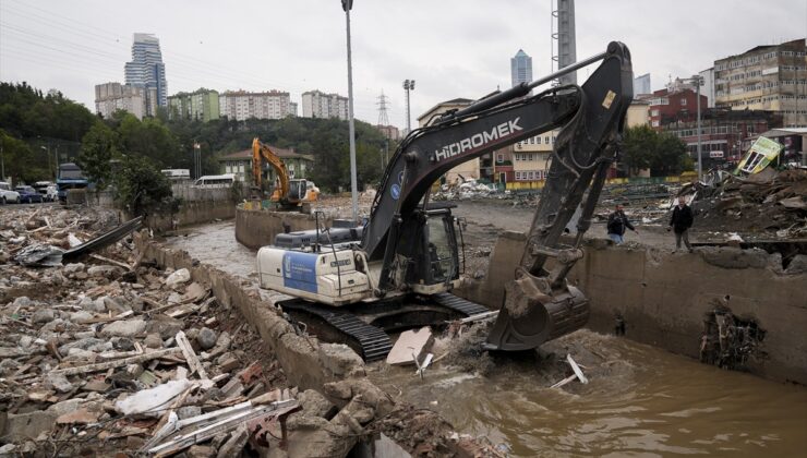 İstanbul Ayazağa’da sel sonrası 19 dükkan, Kur’an kursu ve stadın enkazı kaldırılıyor
