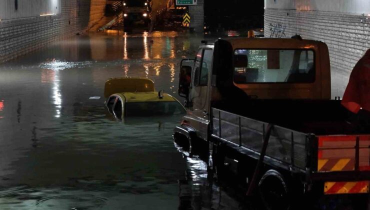 İstanbul Bakırköy’de alt geçitte mahsur kalan taksi sürücüsü ekiplerce kurtarıldı