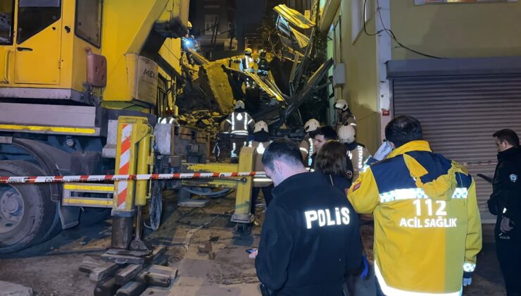 İstanbul Beyoğlu’nda 5 katlı metruk bina çöktü! Hasar gören yan bina tahliye ediliyor
