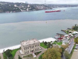 İstanbul Boğazı’nda çamur iki renge büründü, görüntü Beykoz’dan alındı
