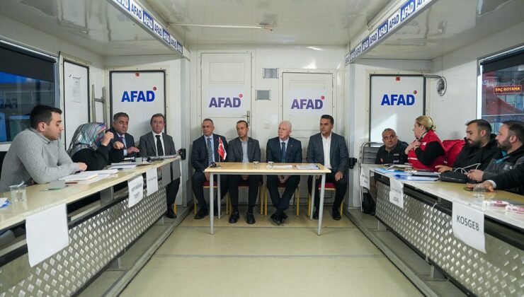 İstanbul Valisi Gül, Sarıyer’de sel sonrası AFAD tırını ziyaret edip bilgi aldı