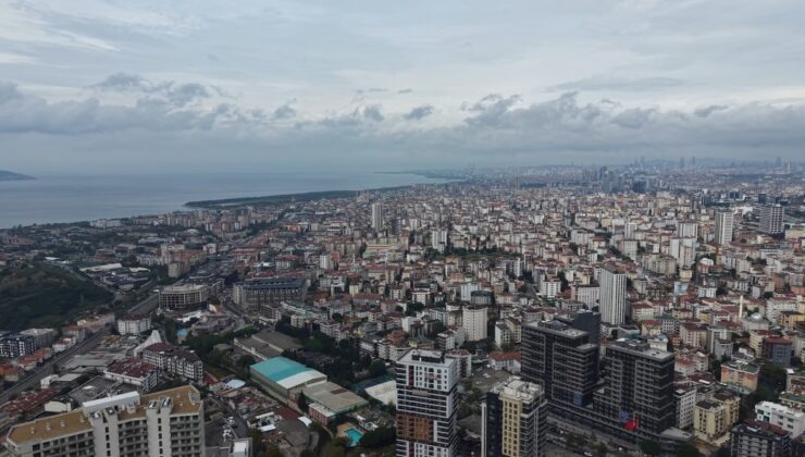 İstanbul’da Avrupa Yakası’nda sağanak sürerken Anadolu’da açık hava dronla kaydedildi