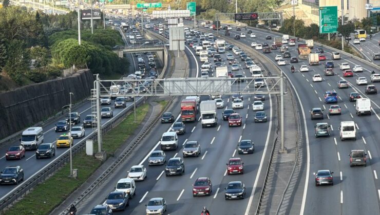 İstanbul’da sabah saatlerinde trafik yoğunluğu yaşanıyor