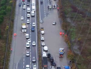 İstanbul’da sağanak, Mahmutbey-Habipler yolunda trafiği durma noktasına getirdi
