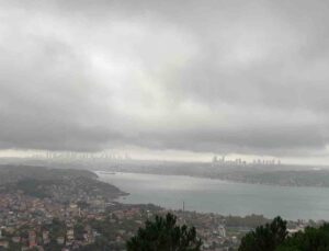 İstanbul’da sağanak sonrası Boğaz üzerindeki yoğun bulutlar Beykoz’dan görüntülendi