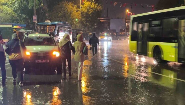 İstanbul’da sağanak ve fırtına yaşamı olumsuz etkiledi, ulaşımda aksamalar yaşandı