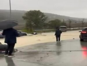 İstanbul’da sağanak yolları göle çevirdi, Bahçeşehir’de motosikletli kurtarıldı