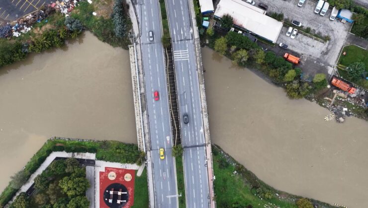 İstanbul’da sel suları Haliç’i kahverengiye çevirdi, değişim havadan görüntülendi