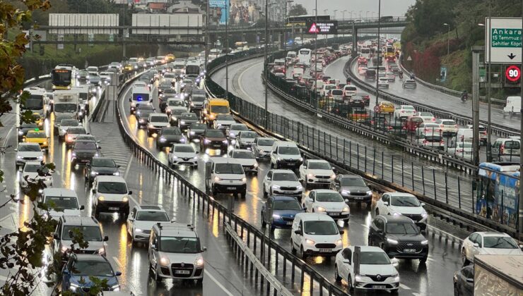 İstanbul’da yağmurun da etkisiyle trafik yoğunluğu yüzde 80’e çıktı