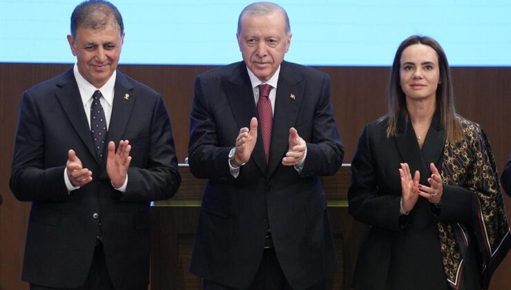 İzmir AK Parti’ye geçti! Cemil Tugay’a rozetini Cumhurbaşkanı Erdoğan taktı