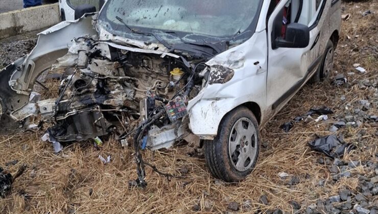 İzmir Bayındır’da yolcu treni hemzemin geçitte araca çarptı, sürücü yaralandı