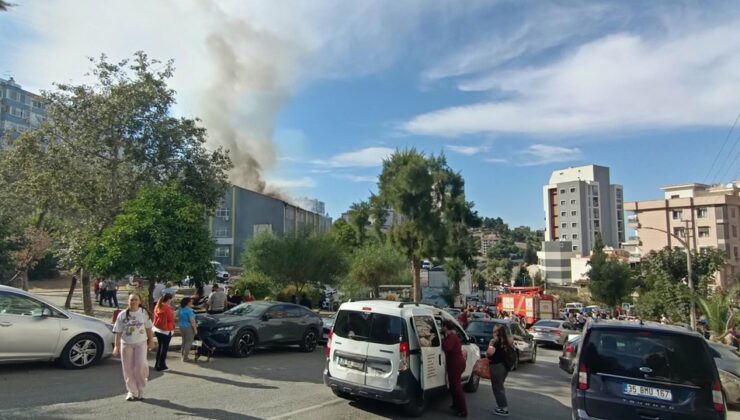 İzmir Karabağlar’da okul çatısındaki yangını itfaiye ekipleri kontrol altına aldı