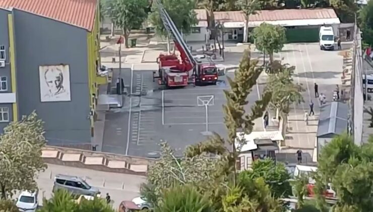 İzmir Karabağlar’da ortaokul çatısında çıkan yangında çatının bir bölümü çöktü