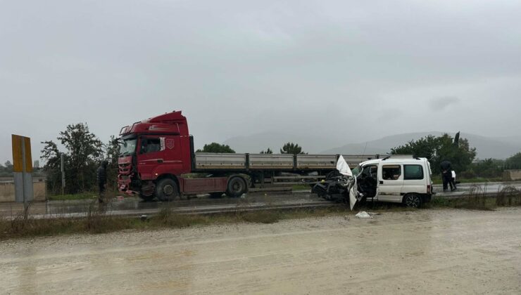 İzmir Ödemiş’te hafif ticari araç TIR’la çarpıştı, 1 kişi öldü, 1 kişi ağır yaralandı