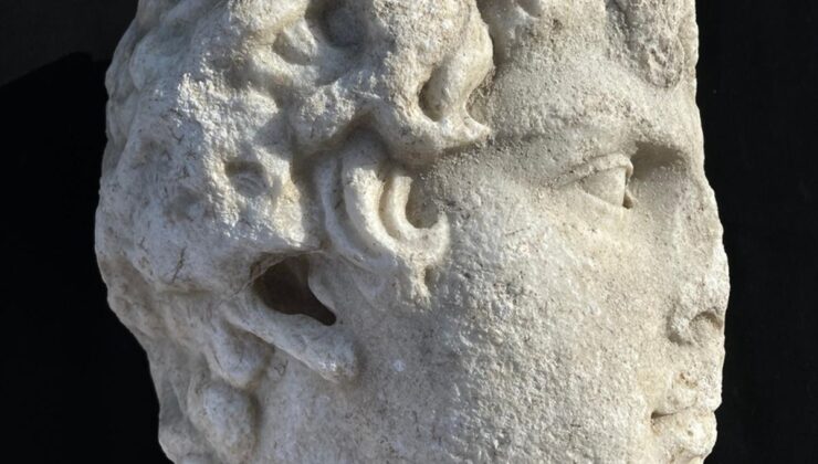 İzmir Seferihisar’daki Teos’ta 13 yazıt ve Antinoos’un mermer portresi bulundu
