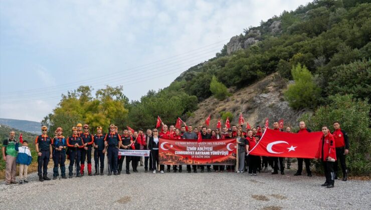 İzmir’de Cumhuriyet Bayramı yürüyüşüne AFAD ve adliye personeli de katıldı