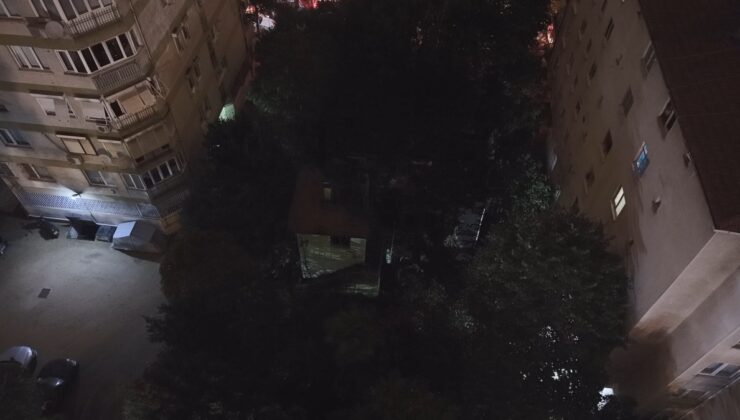 Kadıköy’de 3 katlı ahşap köşkteki yangın itfaiye ekiplerince söndürüldü