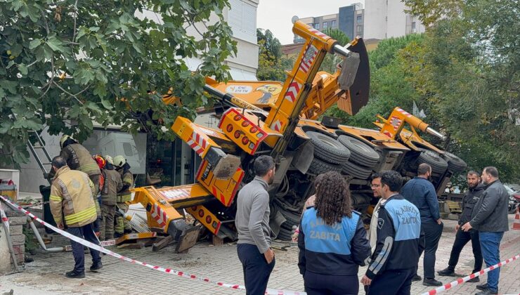 Kadıköy’de yan yatan vinç 11 katlı binaya ve 2 araca çarparak hasar verdi