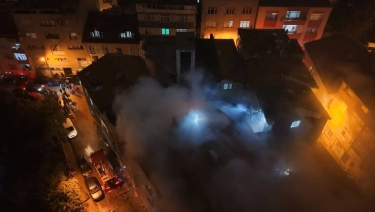 Kağıthane’de 5 katlı binadaki yangın çatıya sıçradı, yaklaşık 1 saatte söndürüldü