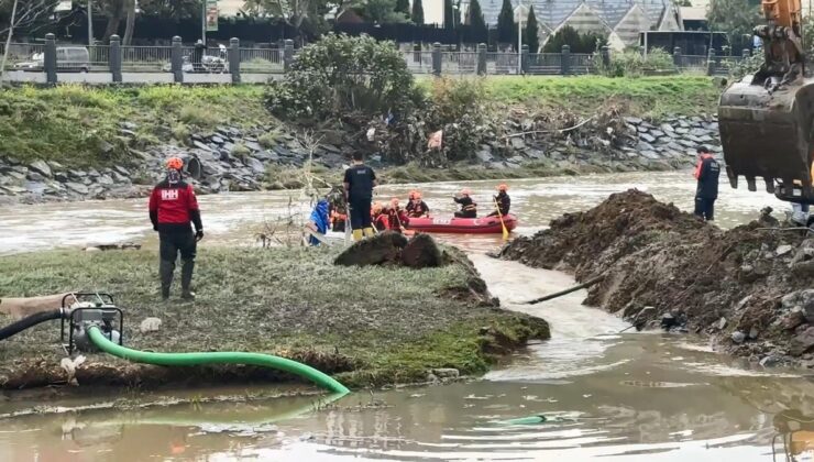 Kağıthane’de belediye önündeki gölette suyu dereye aktarmak için kanal açıldı