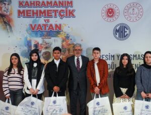 “Kahramanım Mehmetçik ve Vatan” konulu resim yarışmasında dereceye girenler ödüllerini aldı