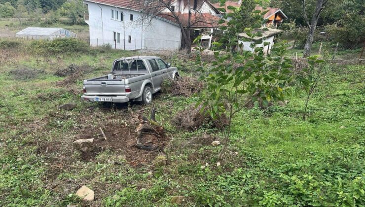 Karabük Yenice’de pikap otomobile çarpıp evin bahçesine girdi, 2 kişi yaralandı