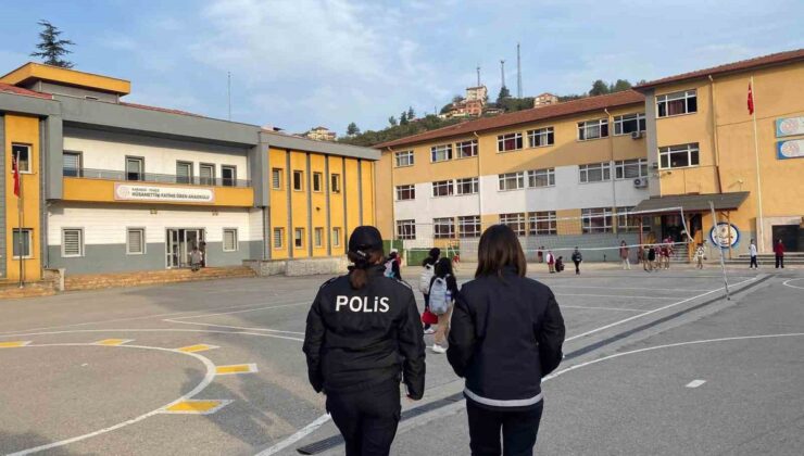 Karabük’te emniyet ve jandarma okul servisleri ve okul çevrelerinde denetim yapıyor
